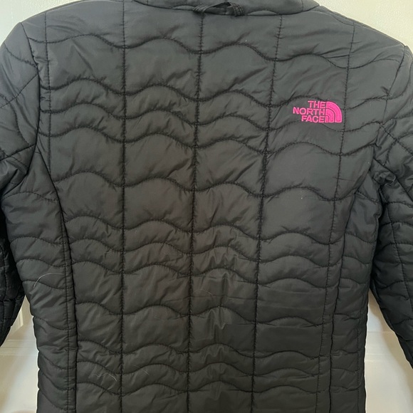 The North Face Black Quilted Jacket with Pink Logo - Picture 2 of 7